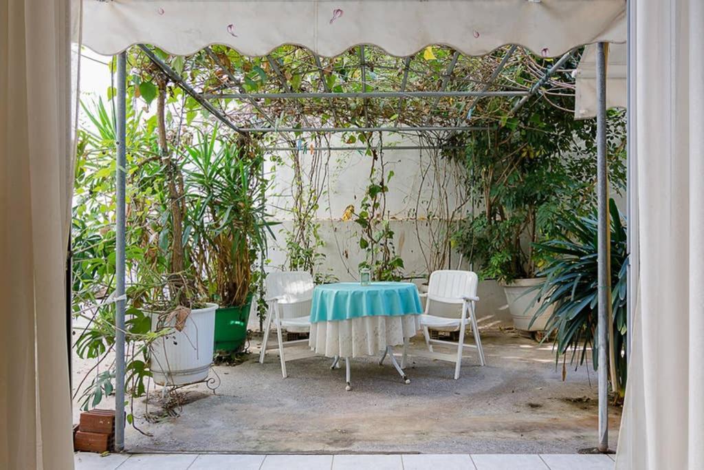Vintage Style Apartment With Beautiful Backyard Atenas Exterior foto