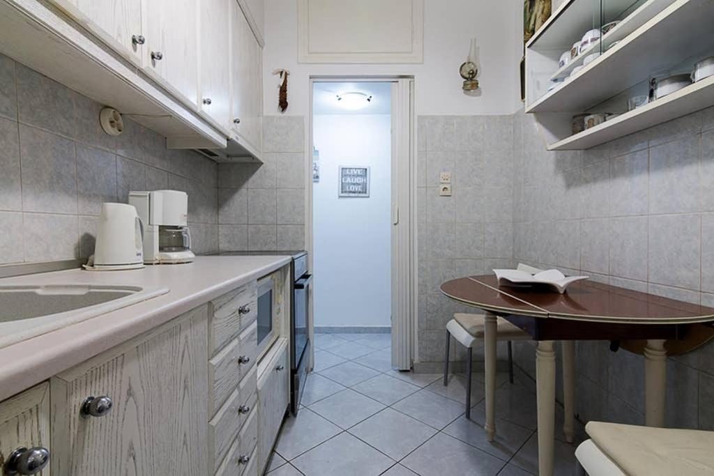 Vintage Style Apartment With Beautiful Backyard Atenas Exterior foto